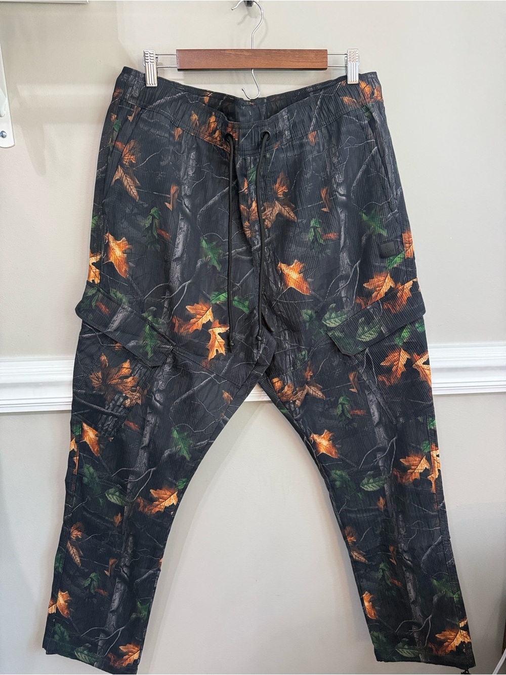 Men's Black Leaf-Print Cargo Pants with Drawstring Waist XL